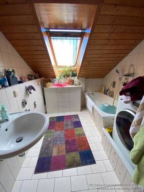 Tageslichtbad mit Wanne und Dusche - 