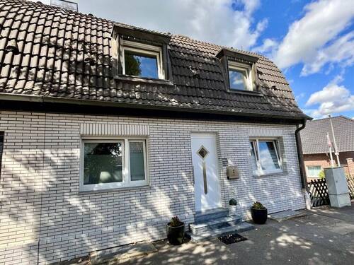 Straßenseite - Einfamilienhaus mit Einliegerwohnung und vielseitigen Nutzungsmöglichkeiten