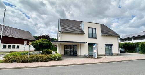 Ansicht Hauptstraße - 6 Zimmer Mehrfamilienhaus, Wohnhaus zum Kaufen in Petersberg