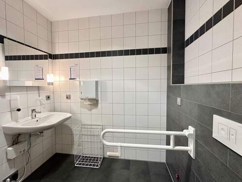 Behinderten-WC Erdgeschoss - 