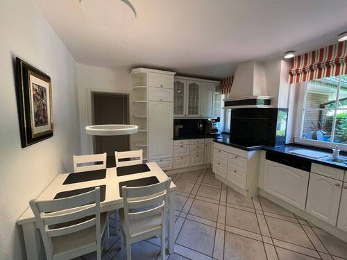 Küche mit Einbauten - 