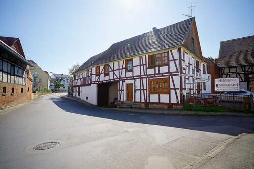 HSSAussen1 - HISTORISCHER DREISEITHOF AN DER BAUNA SUCHT NEUEN EIGENTÜMER