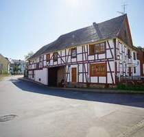 HISTORISCHER DREISEITHOF AN DER BAUNA SUCHT NEUEN EIGENTÜMER - Baunatal / Kirchbauna