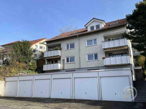 Strassenansicht - Pfund Immobilien verkauft: Gepflegte 2,5-Zimmerwohnung in Plochingen mit Balkon und Garage.