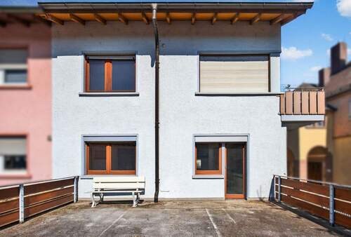 Hausansicht mit Terrasse - 
