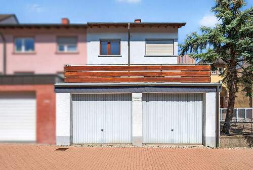 Hausansicht mit Garagen - Einfamilienhaus mit 122,40 m&sup2; in Östringen / Odenheim zum Kaufen