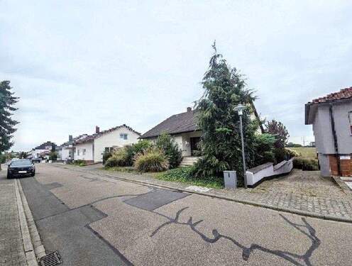 Vorderansicht von rechts - 4 Zimmer Einfamilienhaus zum Kaufen in Bürstadt / Bobstadt