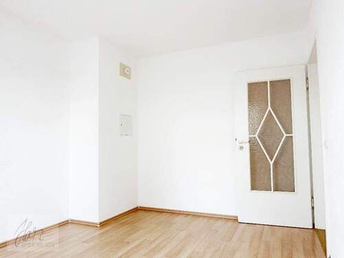 Kinderzimmer mit Blick Richtung Flurbereich - 