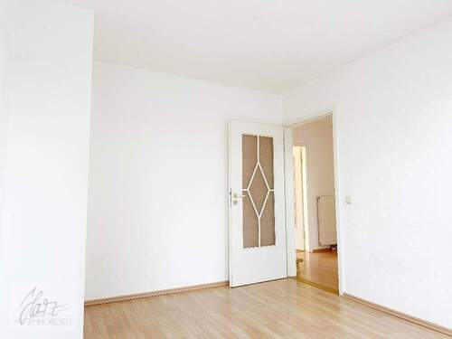 Kinderzimmer mit Blick Richtung Flurbereich - 