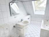 Tageslichtbad mit Wanne, Waschtisch, Toilette und Waschmaschinenanschluss - 