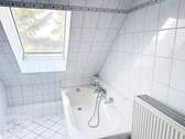 Tageslichtbad mit Wanne, Waschtisch, Toilette und Waschmaschinenanschluss - 