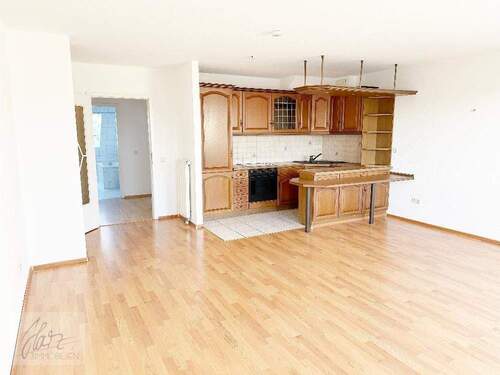 Wohnzimmer mit Blick Richtung Küche und Flurbereich - ***HELLE MAISONETTEWOHNUNG MIT BALKON*** individuellem Grundriss und Dachschrägen - Wohncharakter mit Flair in Riesa