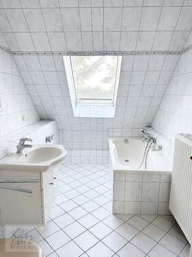 Tageslichtbad mit Wanne, Waschtisch, Toilette und Waschmaschinenanschluss - 