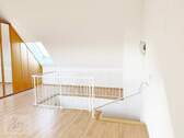 Schlafzimmer mit Blick Richtung Treppe zum unteren Bereich - 
