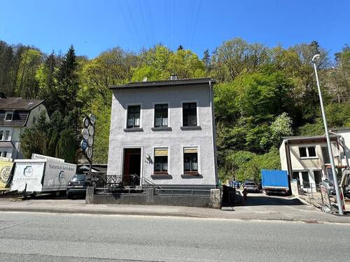 Straßenansicht - Wohnhaus mit gepflegter Gewerbehalle und Büroräumen in verkehrsgünstiger Lage