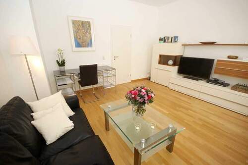 Wohnzimmer - 2 Zimmer Etagenwohnung zur Miete in Düsseldorf