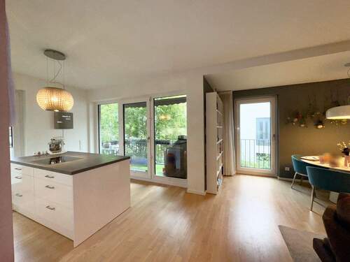 mit direktem Zugang zum Balkon - 