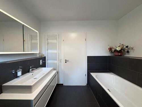 mit schöner Badewanne - 