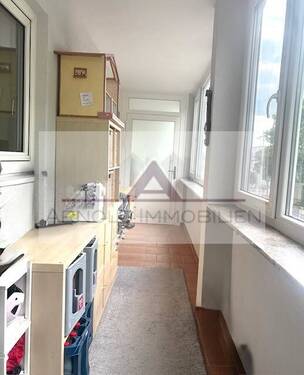 Laubengang mit Eingangstür - 