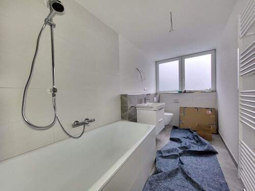 DG: Vollbad/WC mit Fenster - 