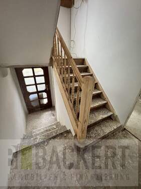 Treppenhaus Erdgeschoss - 6 Zimmer Doppelhaushälfte zum Kaufen in Floh-Seligenthal