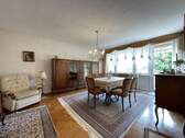 Wohnzimmer mit Zugang zur überdachten Loggia - 