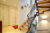 Garderobe mit Treppenhaus - 7 Zimmer Doppelhaushälfte in Regensburg