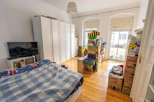 Schlafzimmer mit Balkon - 2 Zimmer Etagenwohnung zum Kaufen in Berlin