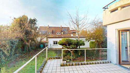 Blick von terrasse in den Garten Richtung Garage - 