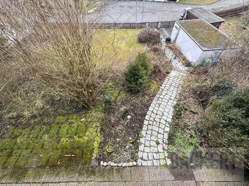 vorderer Grundstücksbereich - 