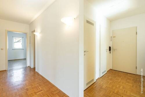 Eingangsbereich mit Gäste-WC - Etagenwohnung mit 92,90 m&sup2; in München zum Kaufen