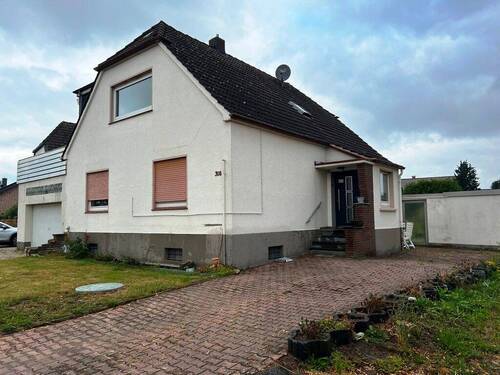 Hausansicht - Zweifamilienhaus mit Garage - 125.000,00 EUR Kaufpreis, ca.  167,00 m² Wohnfläche