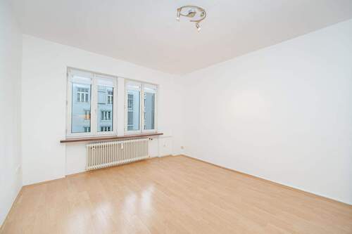Wohnzimmer - 2 Zimmer Etagenwohnung zum Kaufen in München
