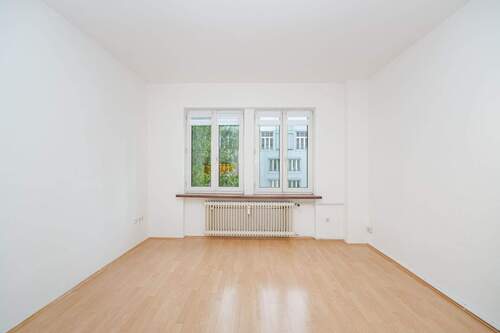 Wohnzimmer - 2 Zimmer Etagenwohnung in München