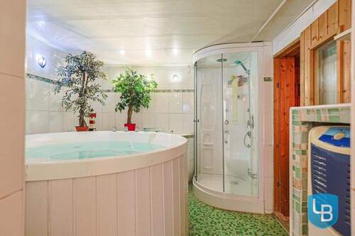 WE1 / KG: Whirlpool mit Dusche - 