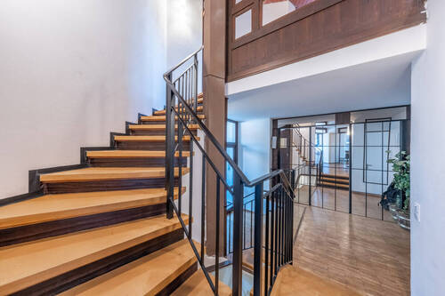 Über den Aufgang geht es in die letzte Einheit - Architektur mit Geschichte - Lichtdurchflutetes Wohnen mit Loft- und Studioflair