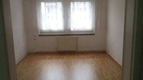 Wohn- und Schlafzimmer - Etagenwohnung mit 30,00 m² in Regis-Breitingen zur Miete