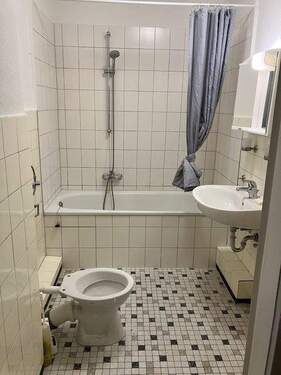 Badezimmer mit Wanne - 