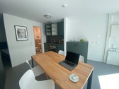 Wohnbereich - Schickes möbliertes Apartment für Berufseinsteiger & Studierende - rollstuhlgerecht
