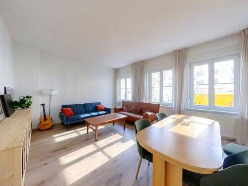 Titelbild - Modernisierte 3-Zimmer-Altbauwohnung im Hochparterre mit Einbauküche