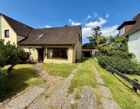 Hausansicht vorne (rechts) - Doppelhaushälfte mit Anbau, Garage und Nebengebäude auf großzügigem Grundstück Kiel-Kronsburg