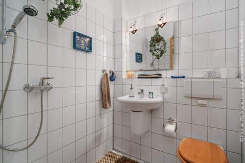 Gäste-WC mit Dusche - 