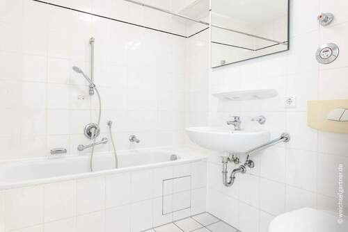 Badezimmer mit Wanne - 
