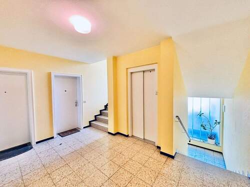 Treppenhaus - 5 Zimmer Etagenwohnung zum Kaufen in Wiesbaden