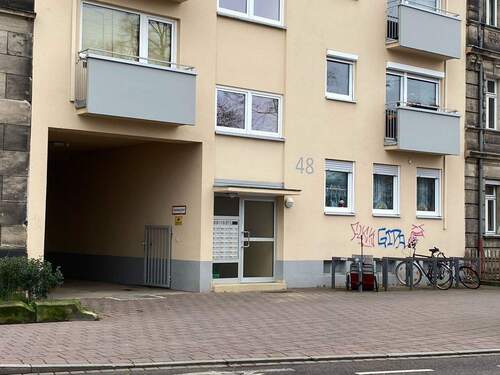 Ansicht mit Einfahrt - 