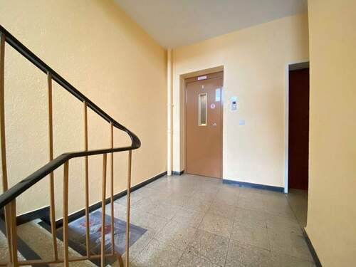 Treppenhaus mit Blick zum Personenaufzug - 