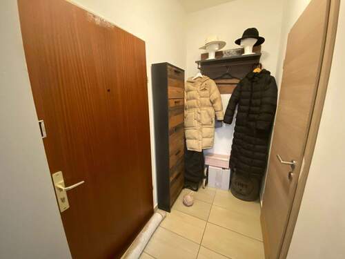 Flur mit Blick zur Wohnungstüre - 