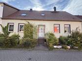 Frontseite frontal - Liebevoll saniert mit Wohlfühlcharakter- optimale Familienlage