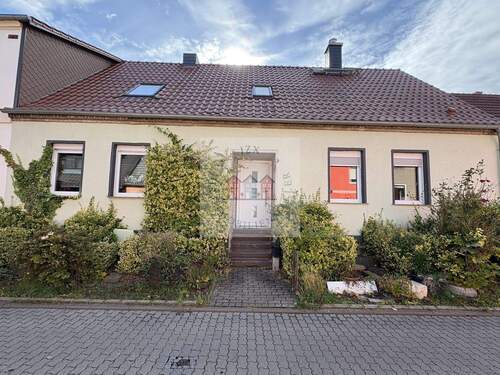 Frontseite frontal - Liebevoll saniert mit Wohlfühlcharakter- optimale Familienlage