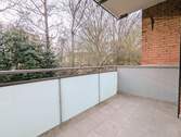 Schick: Bereits sanierter Balkon zur Gartenseite - 
